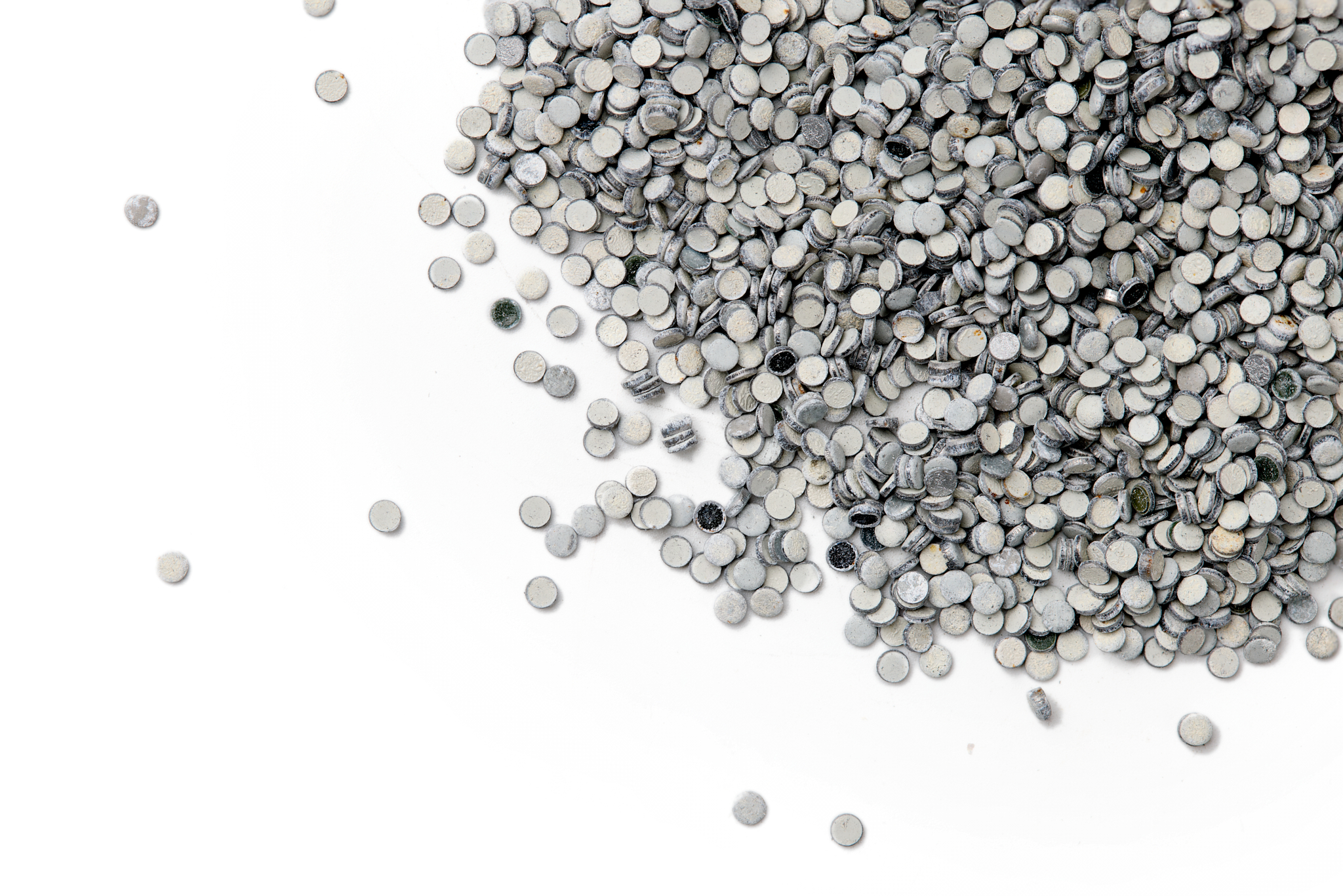 Jerrican comprenant de la grenaille fine d’acier de lestage