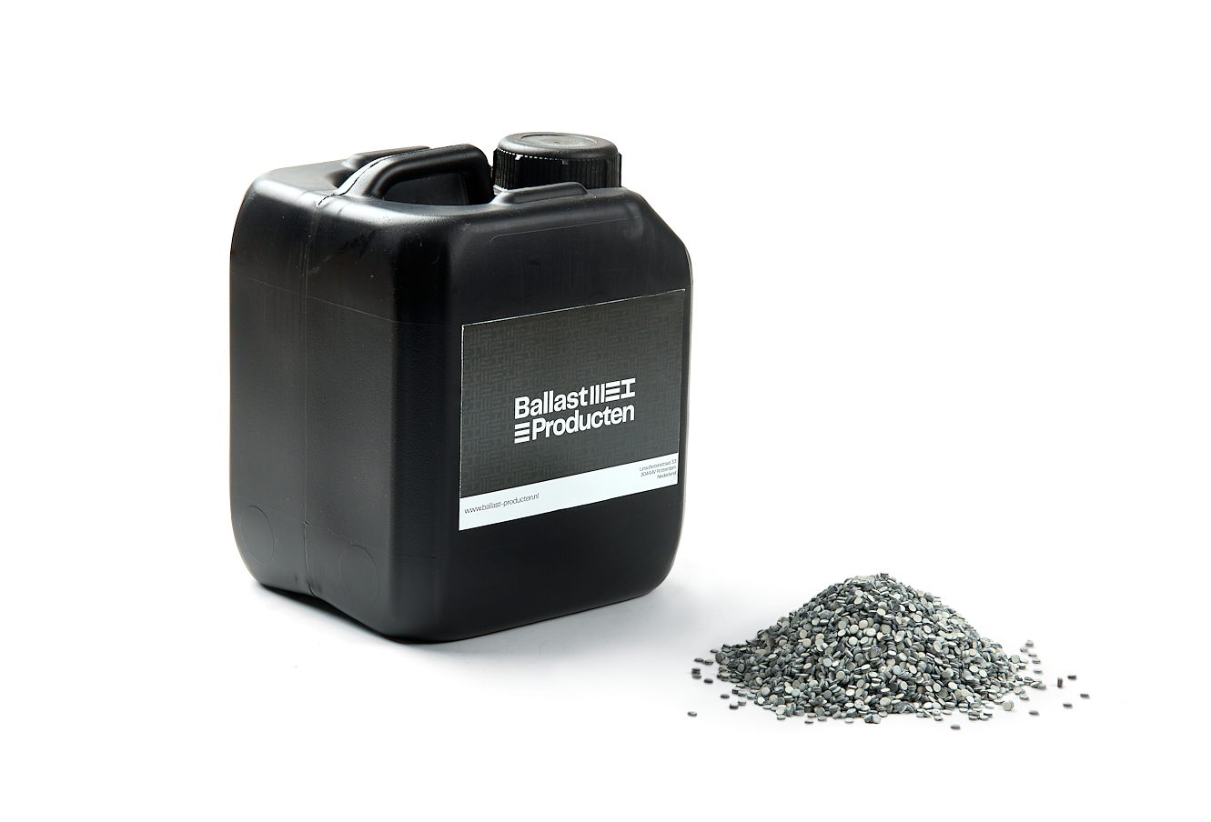 Jerrican comprenant de la grenaille fine d’acier de lestage