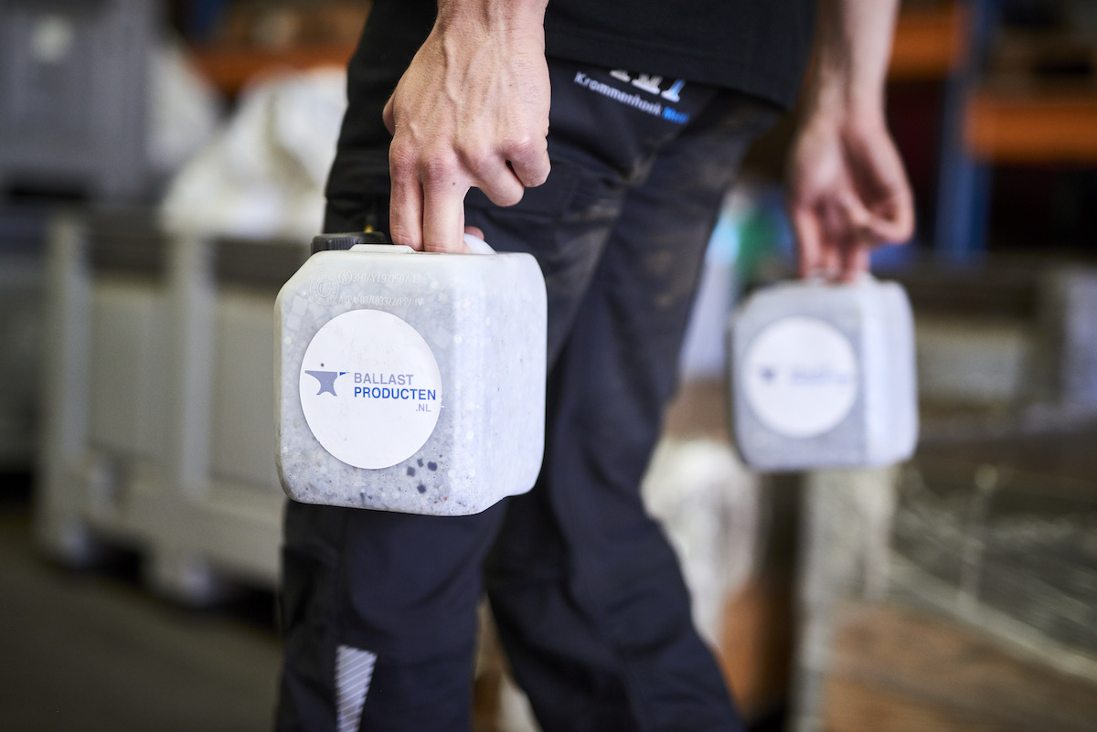 Petit jerrican comprenant des produits de lestage en plomb et acier